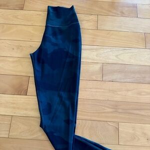 Alo yoga black camo leggings
